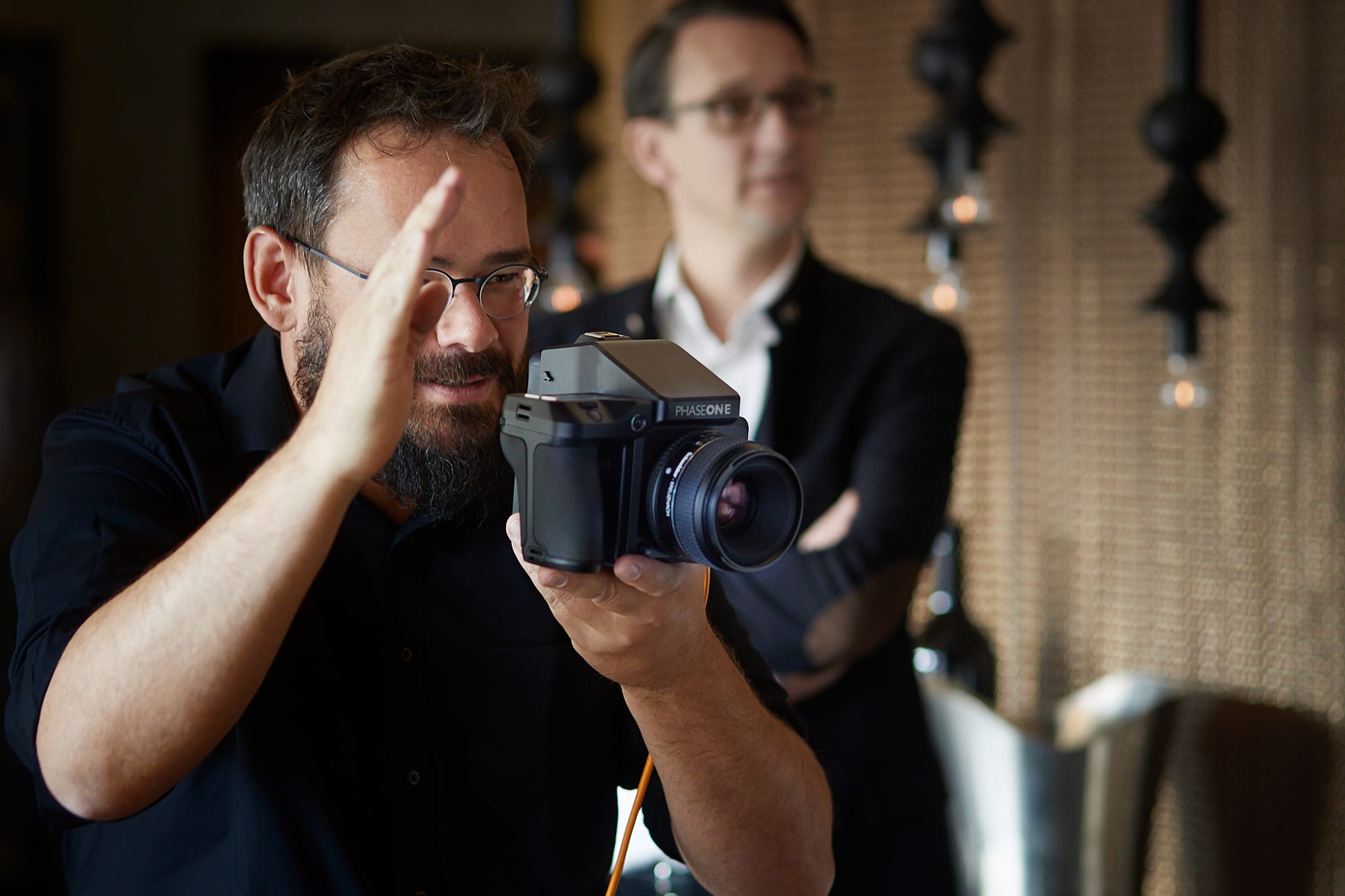 portraitfotograf gunnar menzel aus münchen während eine fotoshootings mit einer phase one mittelformat kamera - set für mitarbeiterportraits und teamfotos