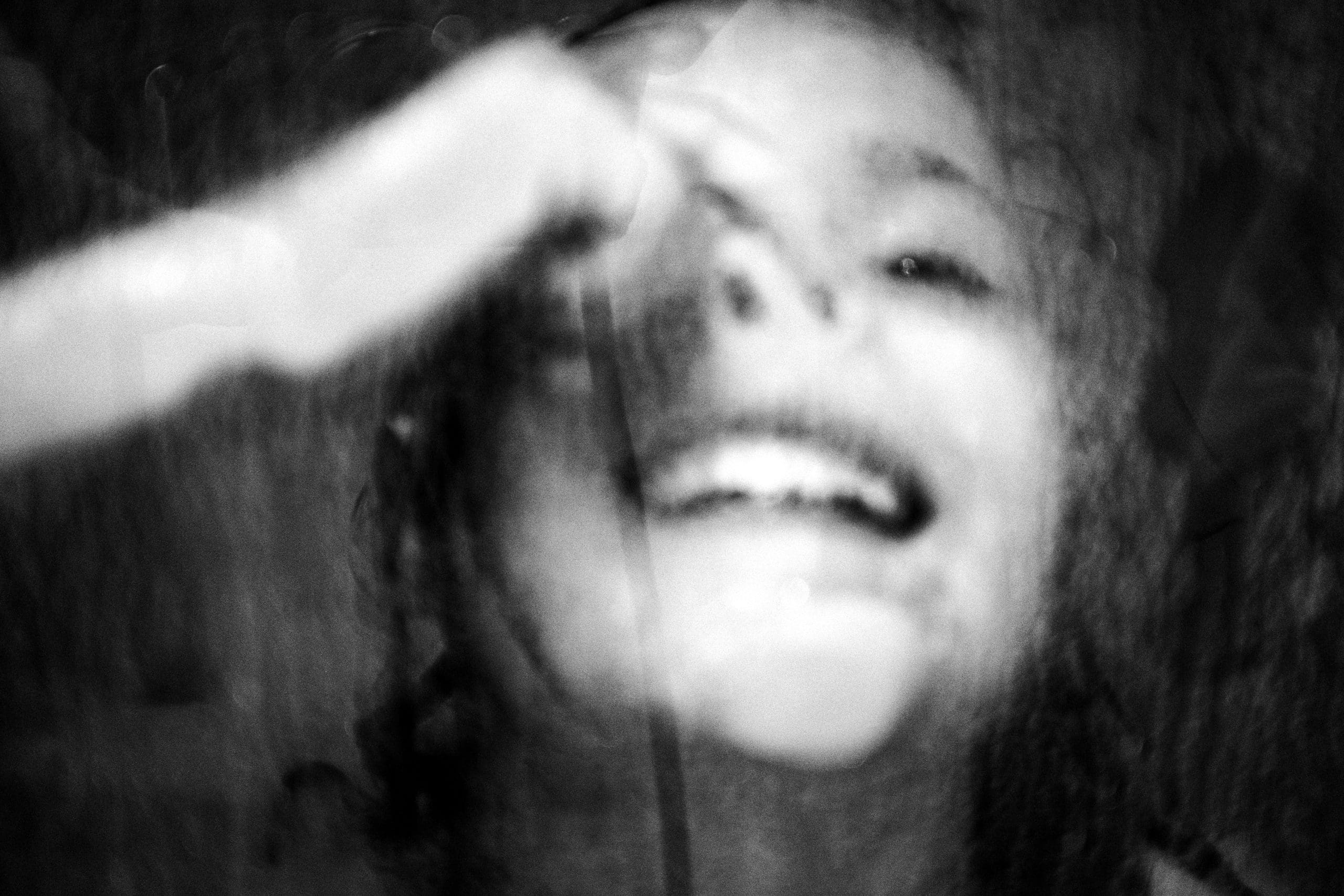 Verschwommenes Bild einer lachenden Person.
