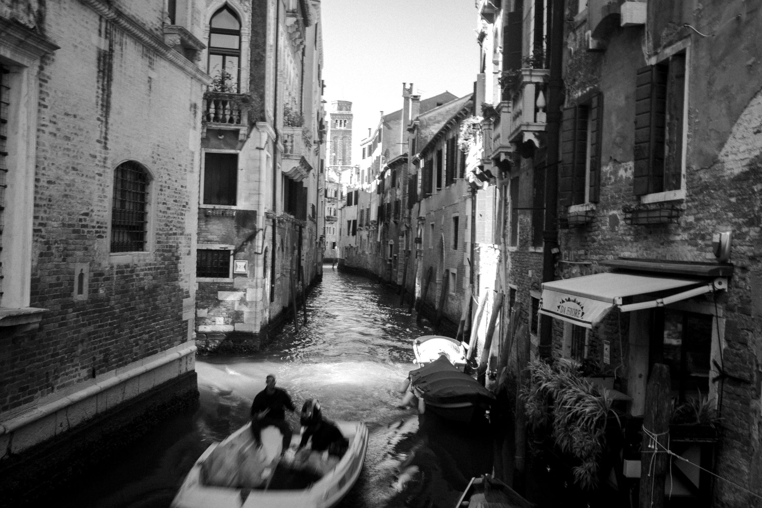 Kanal in Venedig mit Booten.