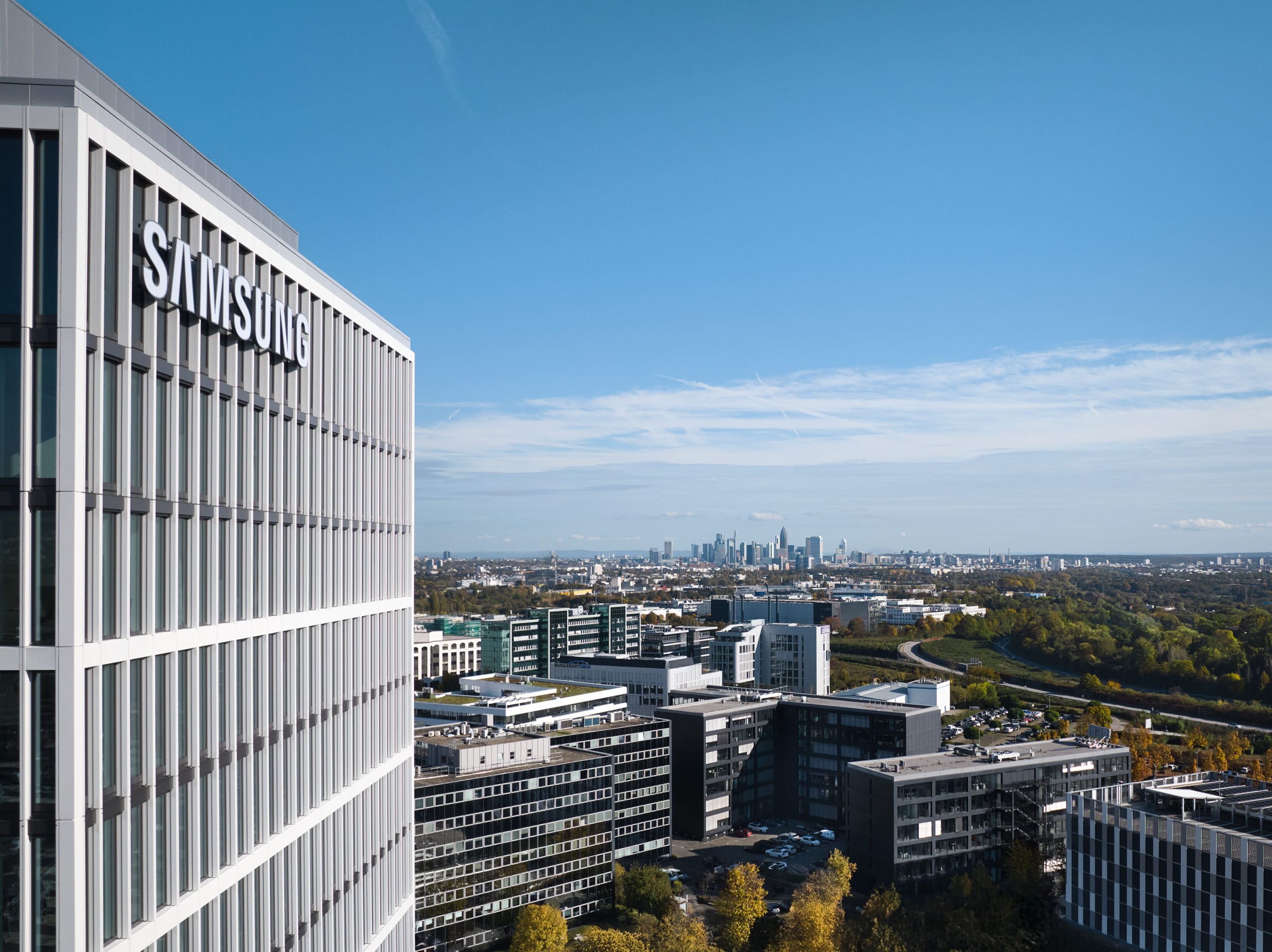 Großstadt-Skyline mit Bürogebäuden im Vordergrund.