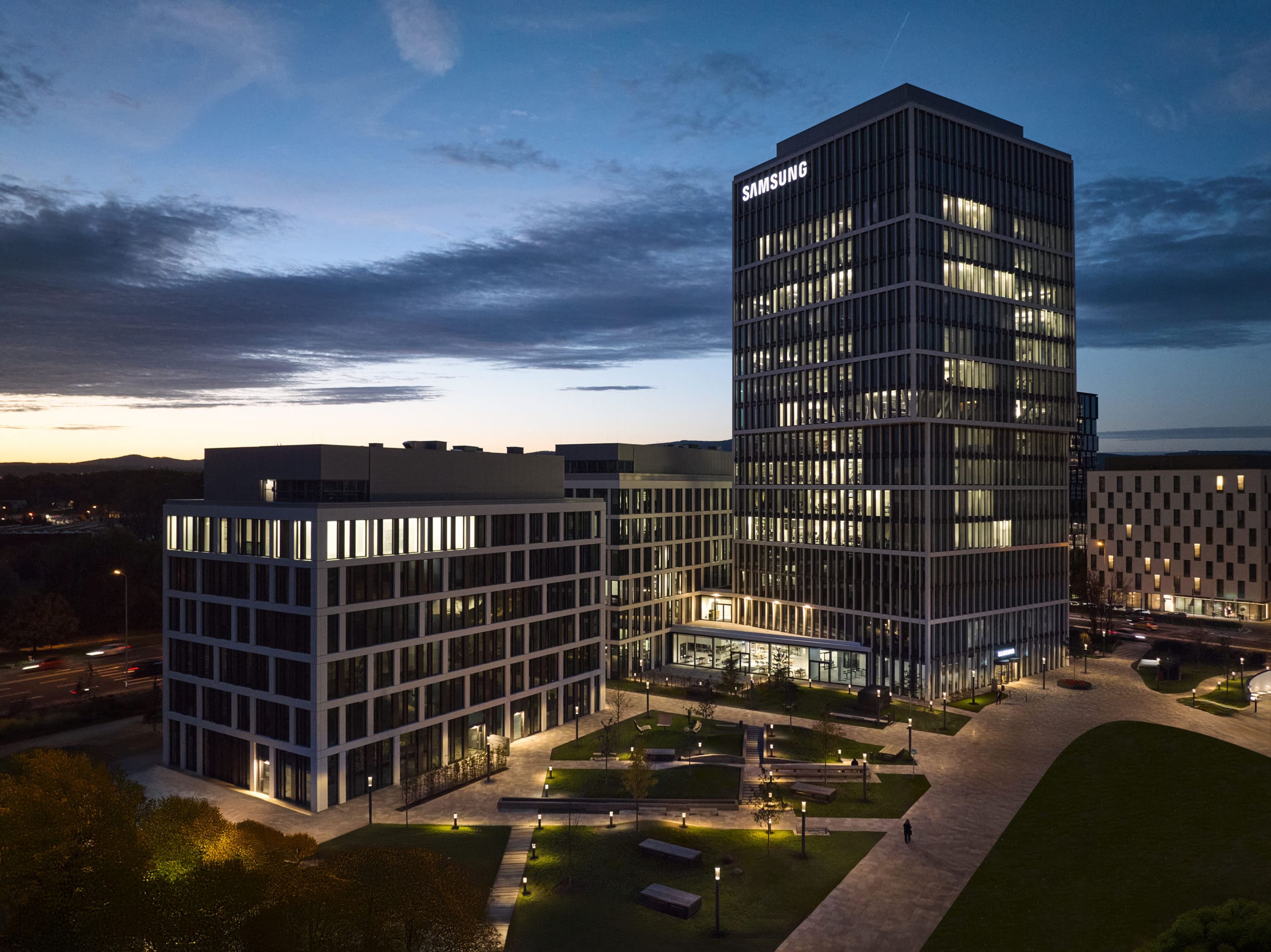 Moderne Bürogebäude bei Nacht mit Beleuchtung.