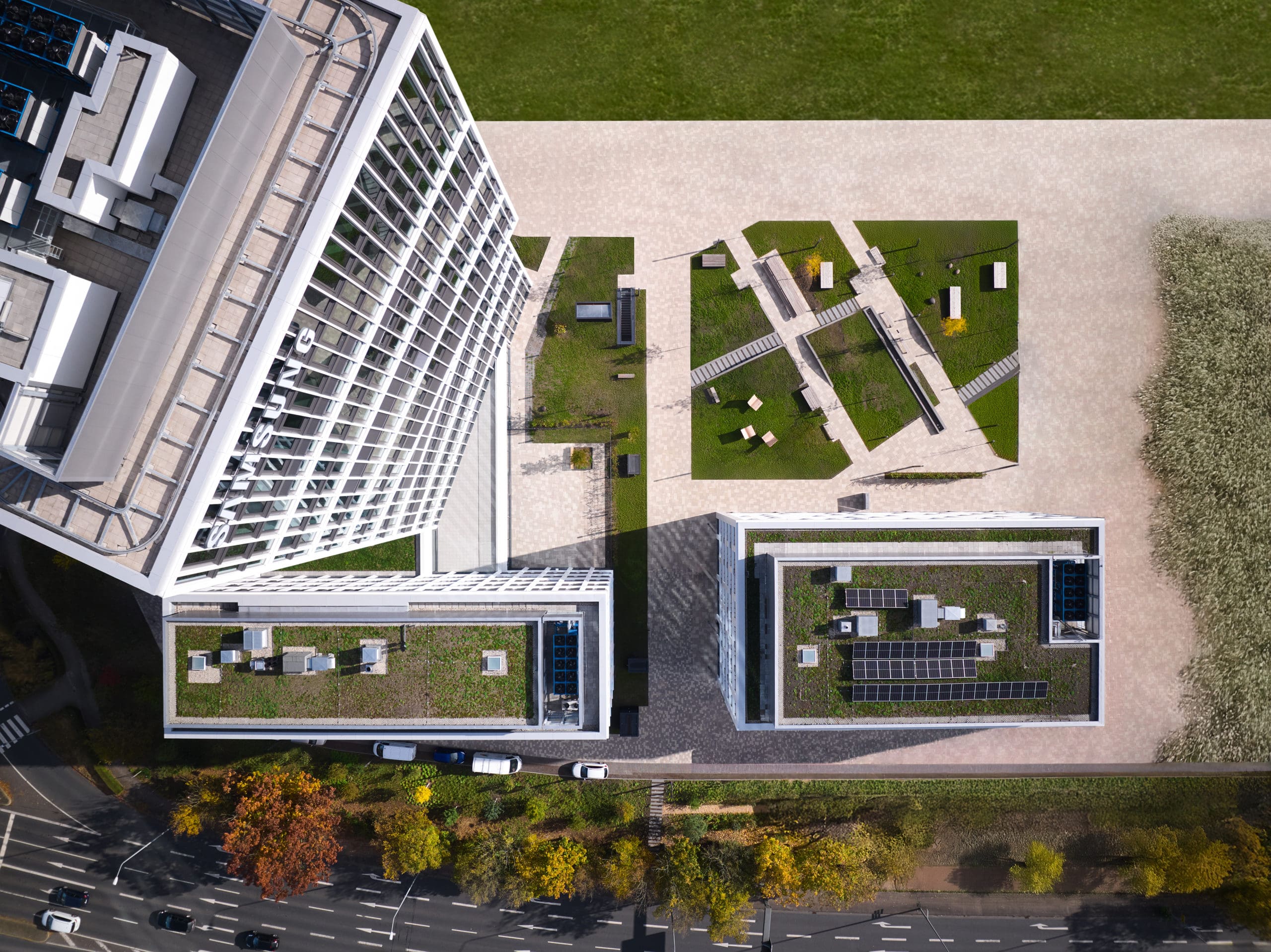 Moderne Gebäude mit begrünten Dächern von oben