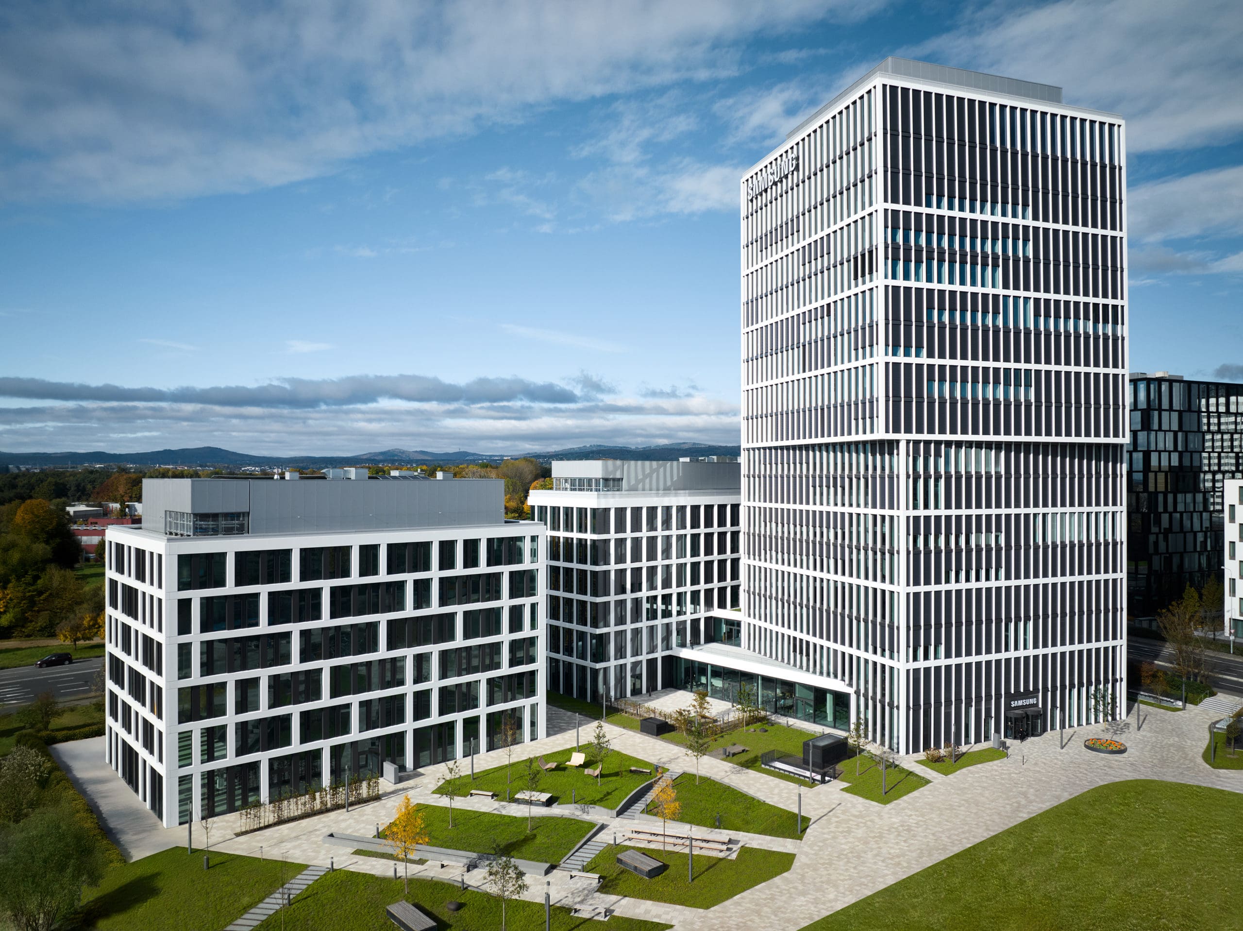 Moderner Bürokomplex mit und Himmel