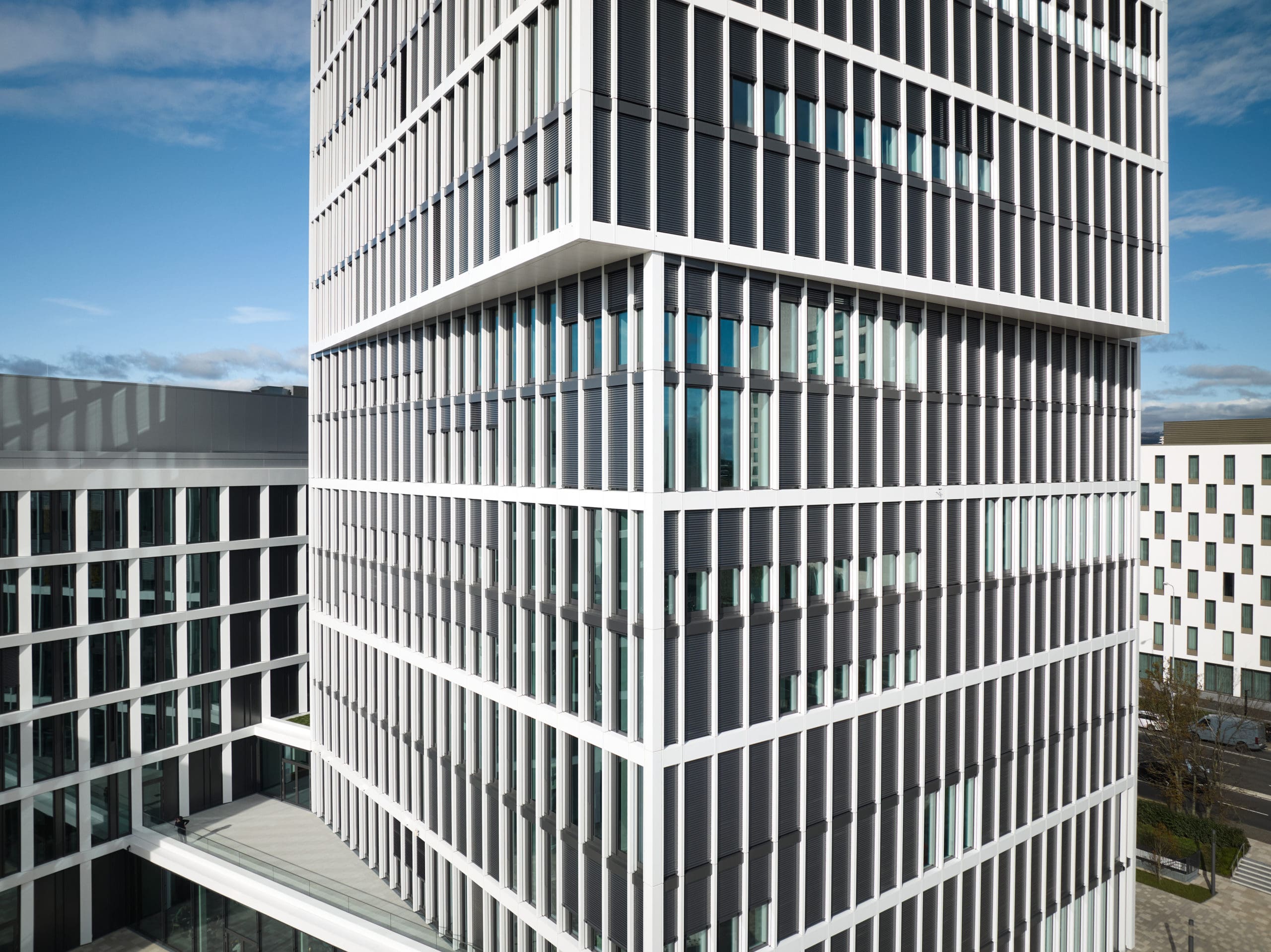 Modernes Bürogebäude mit vielen Fenstern