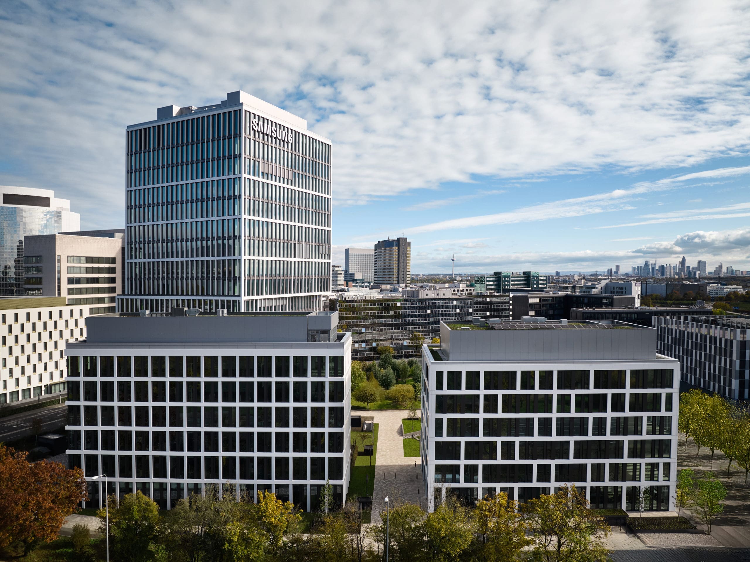 Moderne Bürotürme in städtischer Umgebung