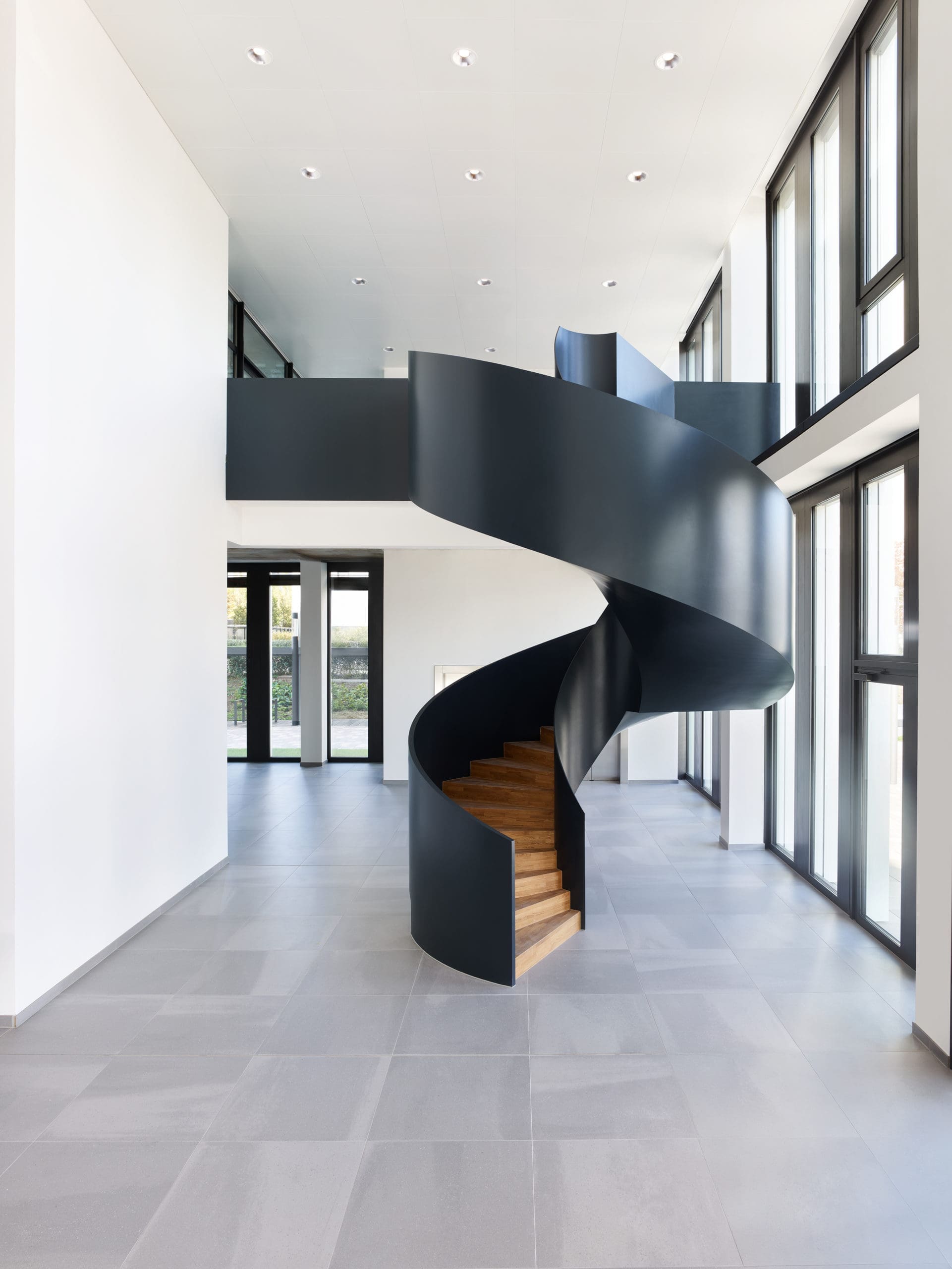 Moderne Wendeltreppe in hellem Raum