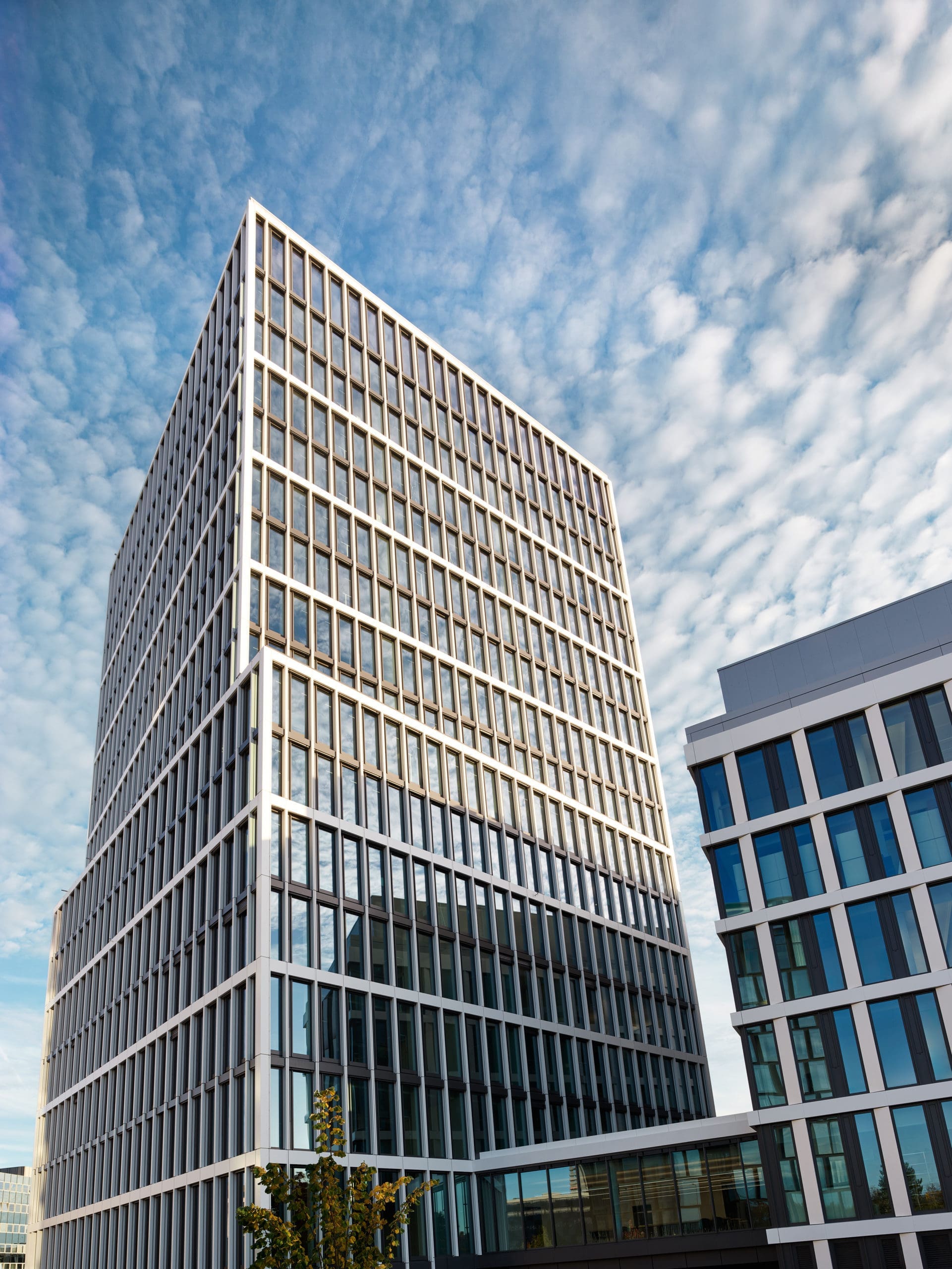Moderne Bürogebäude unter blauem Himmel