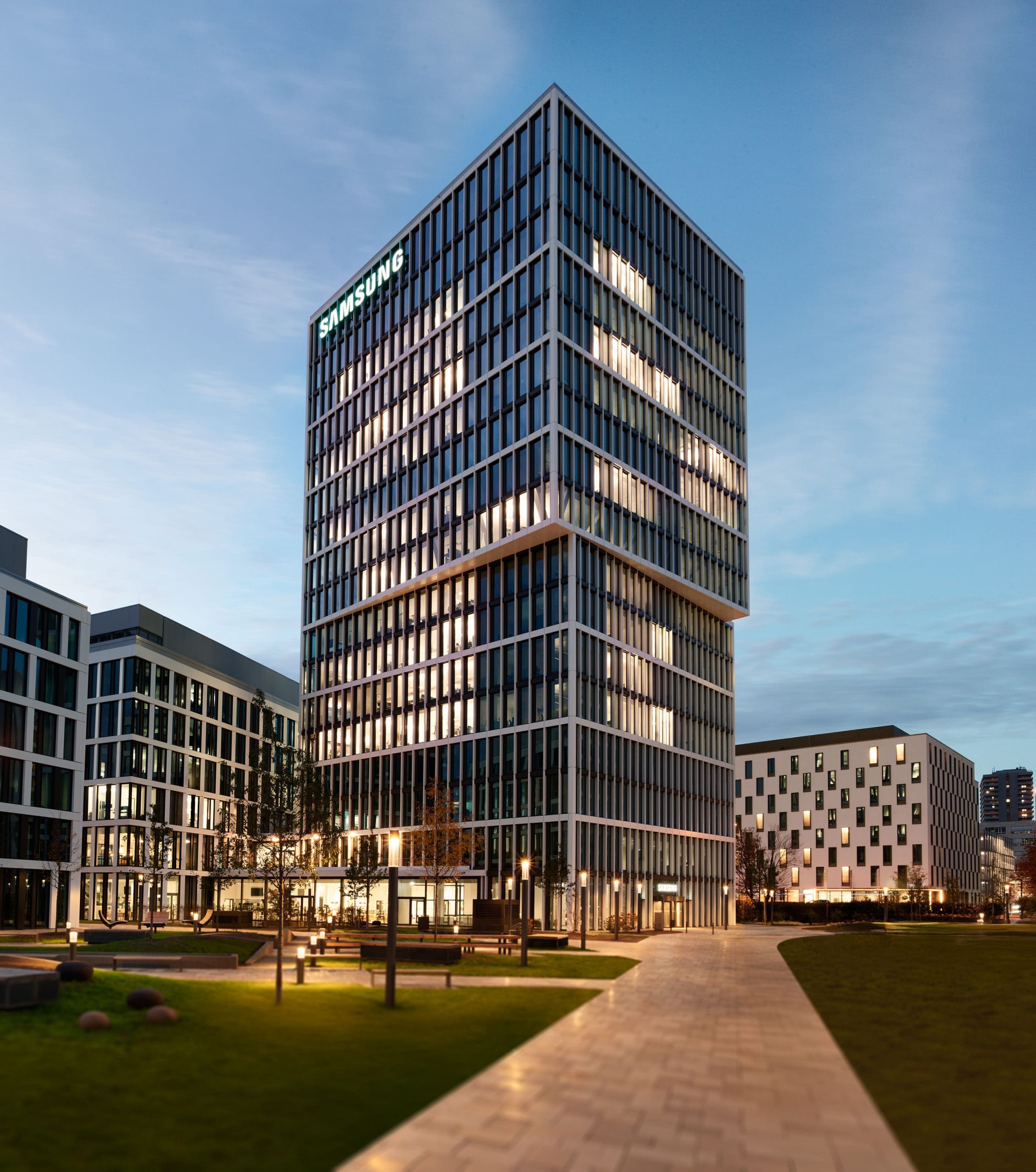 Modernes Bürogebäude bei Abenddämmerung.
