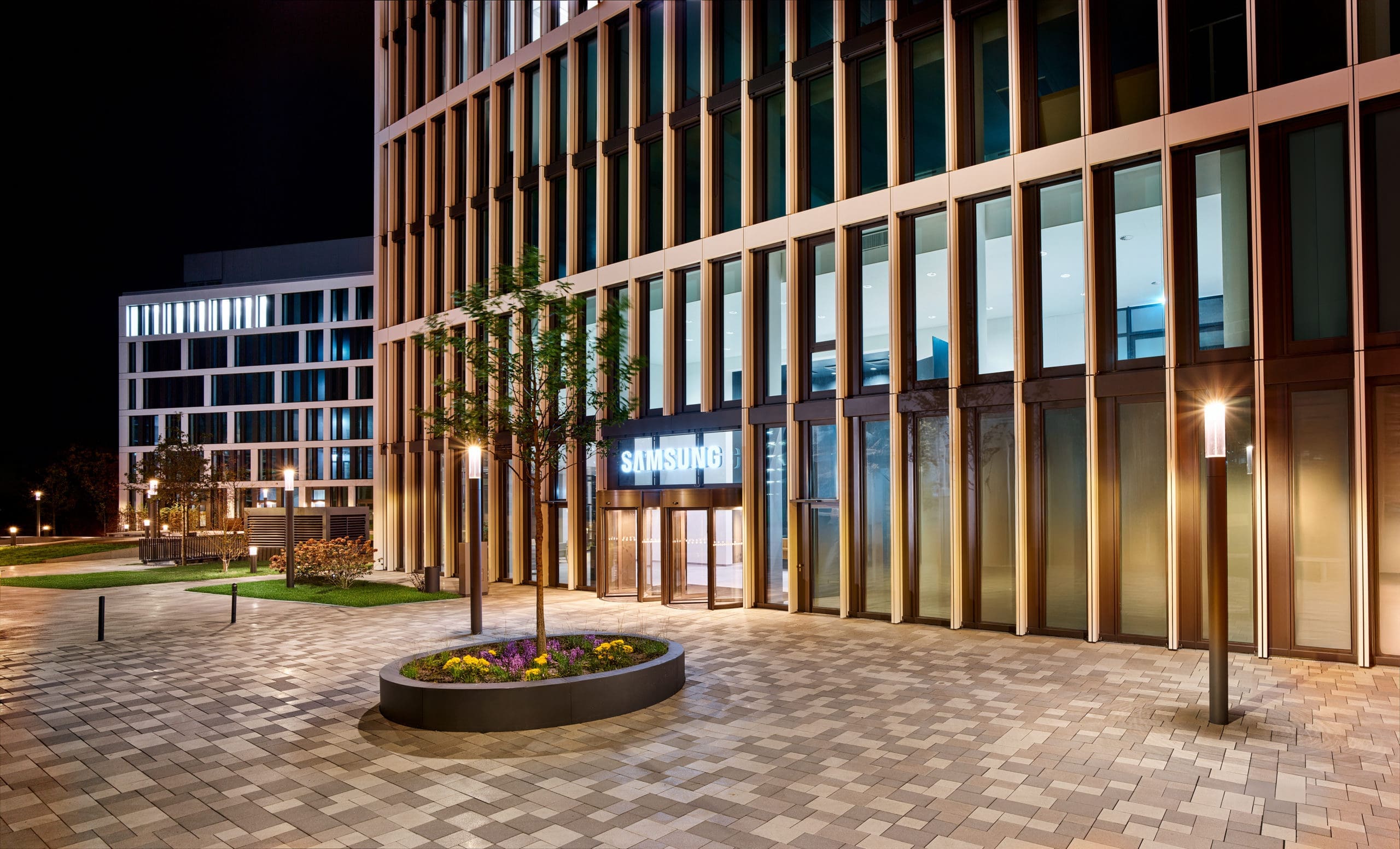 Modernes Bürogebäude bei Nacht