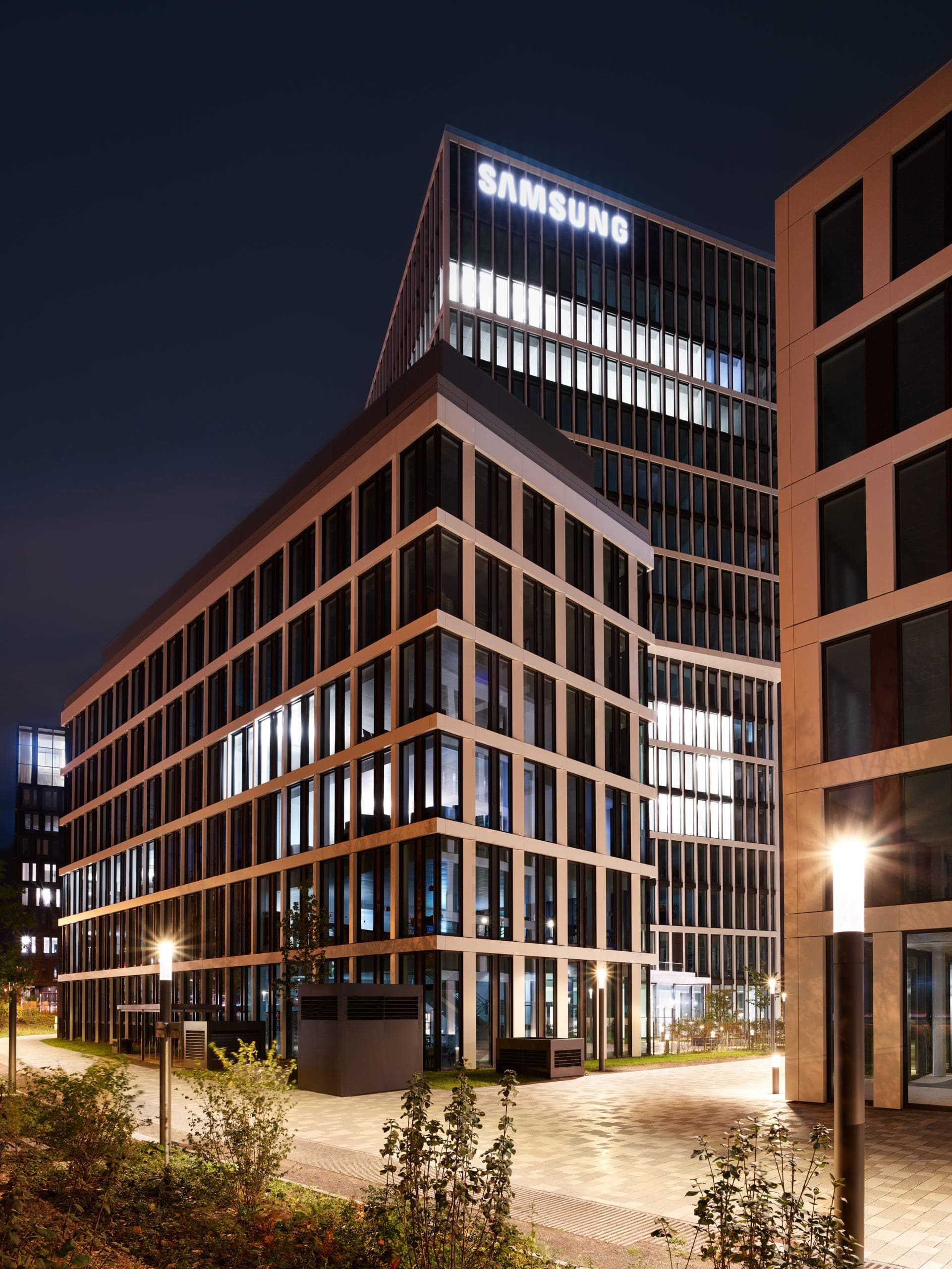 Modernes Firmengebäude bei Nacht beleuchtet